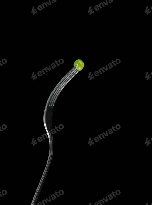 Preview: Fresh green peas on a silver fork