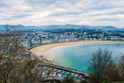 Preview: Panoramic view of the beautiful La Concha beach, in San Sebastian.