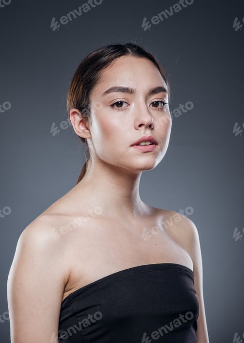 Preview: Beautiful smile woman face naturaltanned skin make up beauty female happy positive dark background