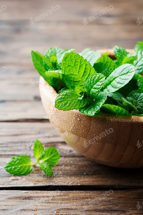 Preview: Green fresh mint om the wooden table
