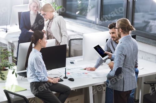 Preview: selective focus of businesspeople having discussion at workplace in office