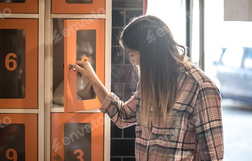 Preview: A young girl opens a locker in the store and puts the eco bag