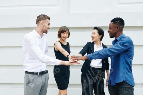 Preview: Business people expressing unity