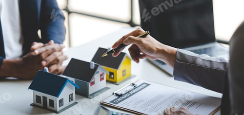 Preview: real estate agent Delivering sample homes to customers, mortgage loan contracts. Make a contract for