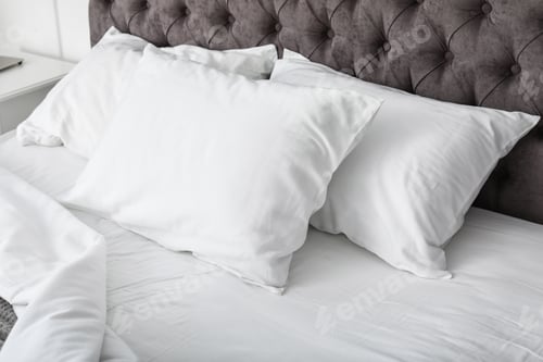 Vorschau: Weiche weiße Kissen auf einem bequemen Bett, Nahaufnahme