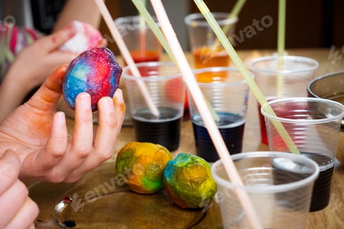 Preview: Children paint Easter eggs with colorful dyes in an unusual way