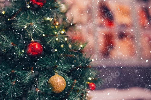 Preview: Decorated Christmas tree on blurred background with lights and warm atmosphere.
