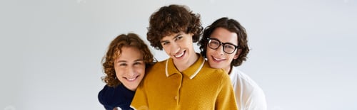 Preview: Stylish young friends enjoying a fun moment together in a cheerful, bright setting