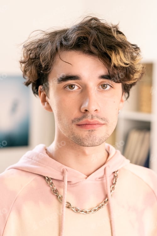 Preview: Serious young man in pink casualwear looking at camera