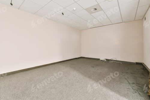 Preview: Spacious empty room
