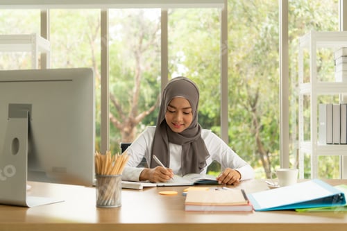 Preview: arabic businesswoman wearing hijab Work in the office