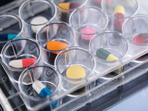 Vista previa: Pharmaceutical research, close up of variety of medical drugs in a multi well tray for laboratory