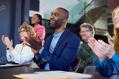Vista previa: Group of happy multiethnic business people clapping hands during conference