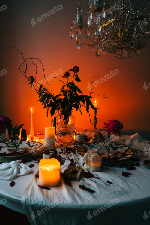 Preview: Table with candlesticks and flower bouquet in the dark.