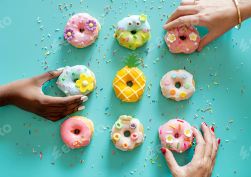 Vorschau: Luftaufnahme von Händen, die Donut bekommen