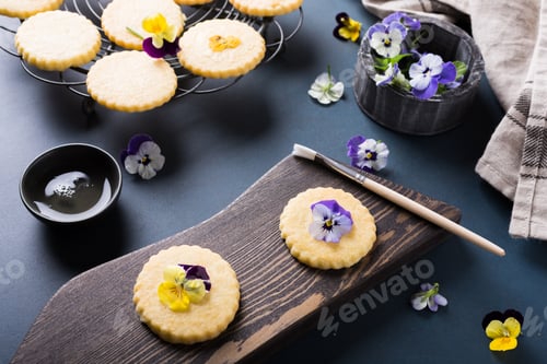 Preview: Homemade shortbread cookies with edible flowers