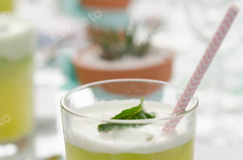 Vorschau: Mojito mit Stroh am Tisch