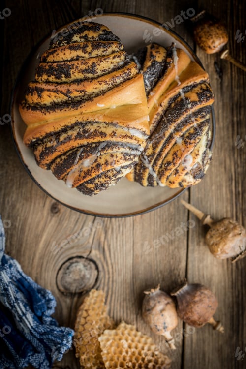 Preview: Sweet buns with poppy seed and frosting.