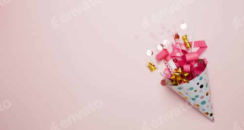 Visualização: Conceito de comemorações festivas de aniversário. Chapéu de festa para aniversário com balões coloridos, chapéus de festa