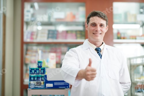 Preview: Portrait of pharmacist working in drugstore.