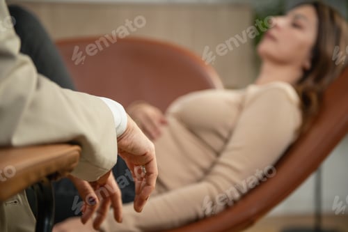 Preview: Hypnotherapy session focused on mental relaxation and attention regulation under therapist guidance