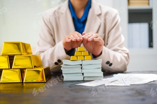 Preview: An Asian businesswoman sitting at her desk, discussing gold bars,deposits,gold market investors