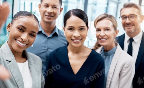 Preview: Selfie, office and diversity, business people or team standing in corporate workplace together. Por
