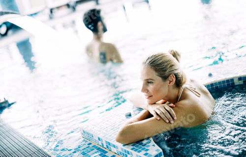 Preview: Portrait of beautiful woman relaxing in swimming pool