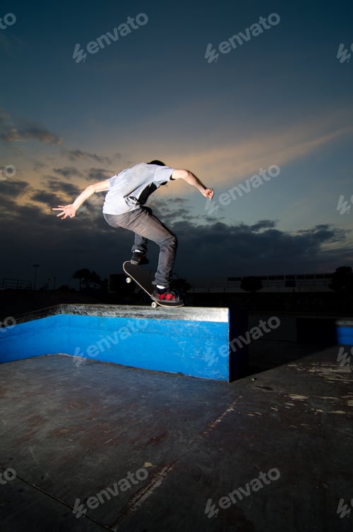 Preview: Skateboarder on a grind