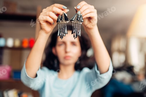 Preview: Female master shows exclusive handmade earrings