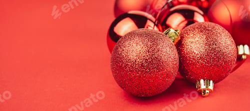 Vista previa: Tarjeta navideña de bolas rojas sobre fondo rojo. Fondo navideño festivo.