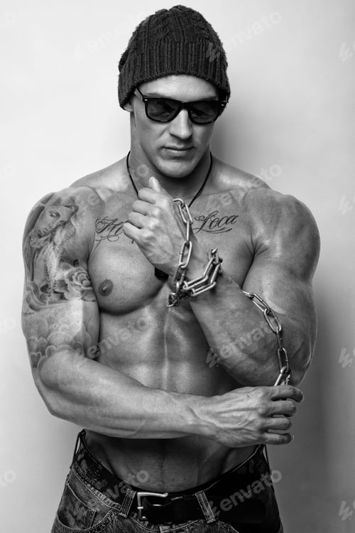 Preview: Portrait of muscle man with chain