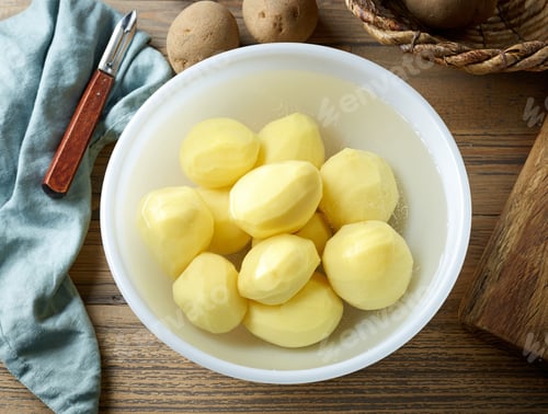 Preview: fresh raw peeled potatoes