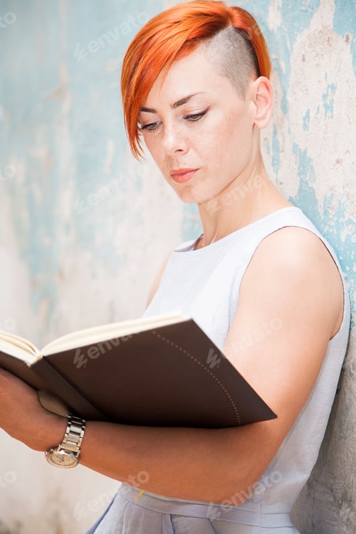 Preview: Young red hair woman with file