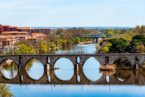 Preview: Scenic view of Douro River and Stone Bridge in Zamora