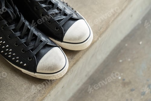Preview: Gumshoes at staircase