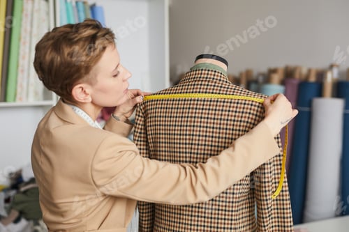 Preview: Tailor measuring the jacket