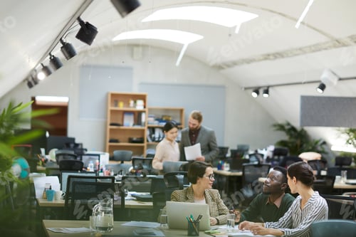 Visualização: Pessoas de negócios no escritório de design