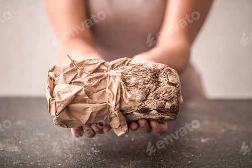 Visualização: pão fresco nas mãos de perto