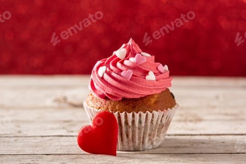 Preview: Cupcake decorated with sugar hearts for Valentine's Day