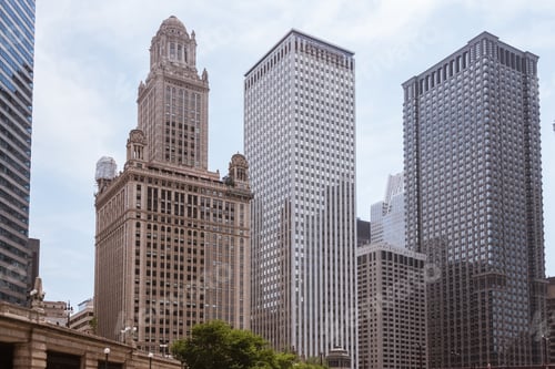 Preview: Big Building On A Street Of Chicago Downtown