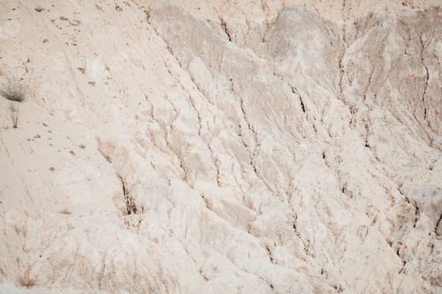Visualização: Pedreira de Canyon cortada em solo árido no deserto.