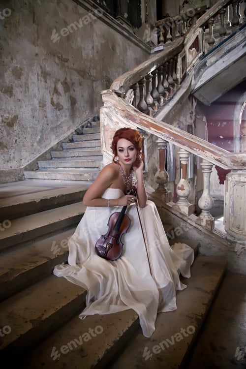 Preview: Pretty woman with violin