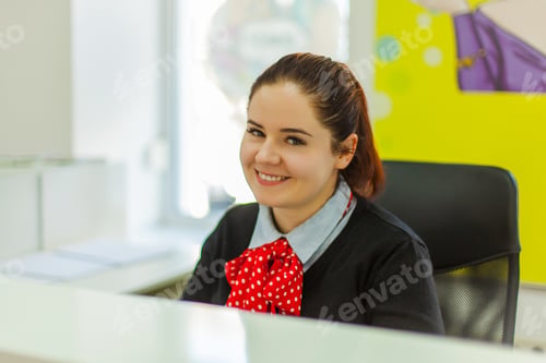 Preview: Smiling business woman on reception in beauty saloon