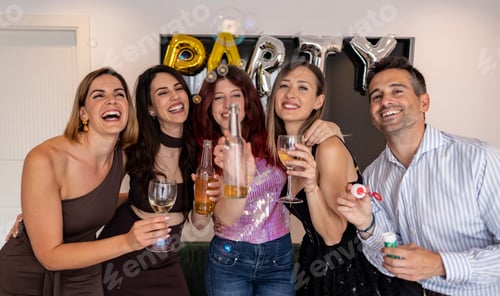 Visualização: Amigos comemorando em uma festa com bebidas e balões