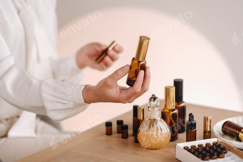 Preview: Close-up of female hands holding a bottle of essential oil, Aromatherapy
