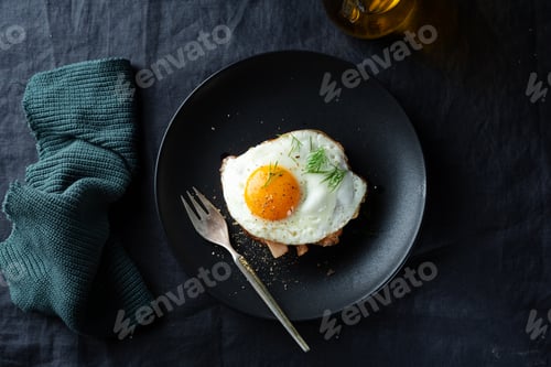 Preview: Toast sandwich with chicken chunks and egg