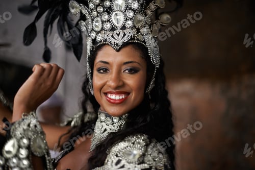 Preview: Glamourous dancing queen