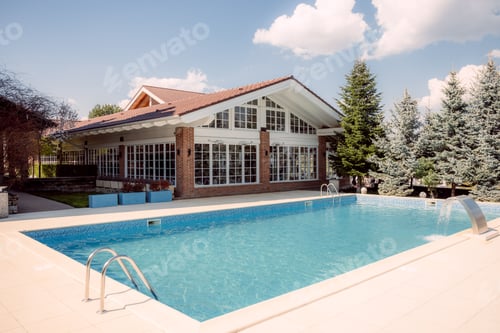 Preview: Modern house with outdoor pool.