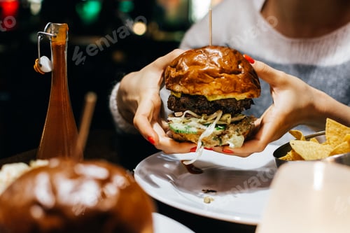 Preview: Celebrating with a juicy beef burger in a restaurant